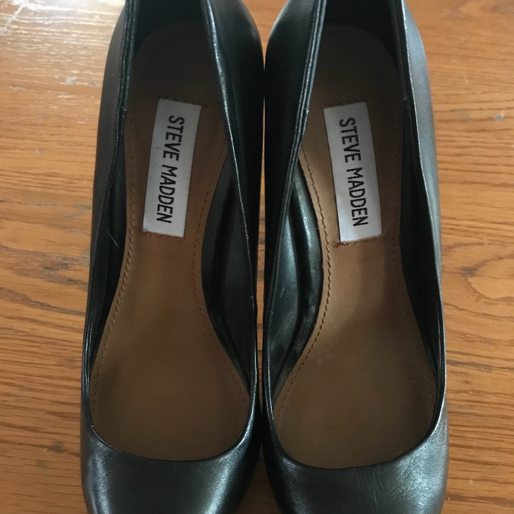 Steve Madden Dejavu Black Pumps.
